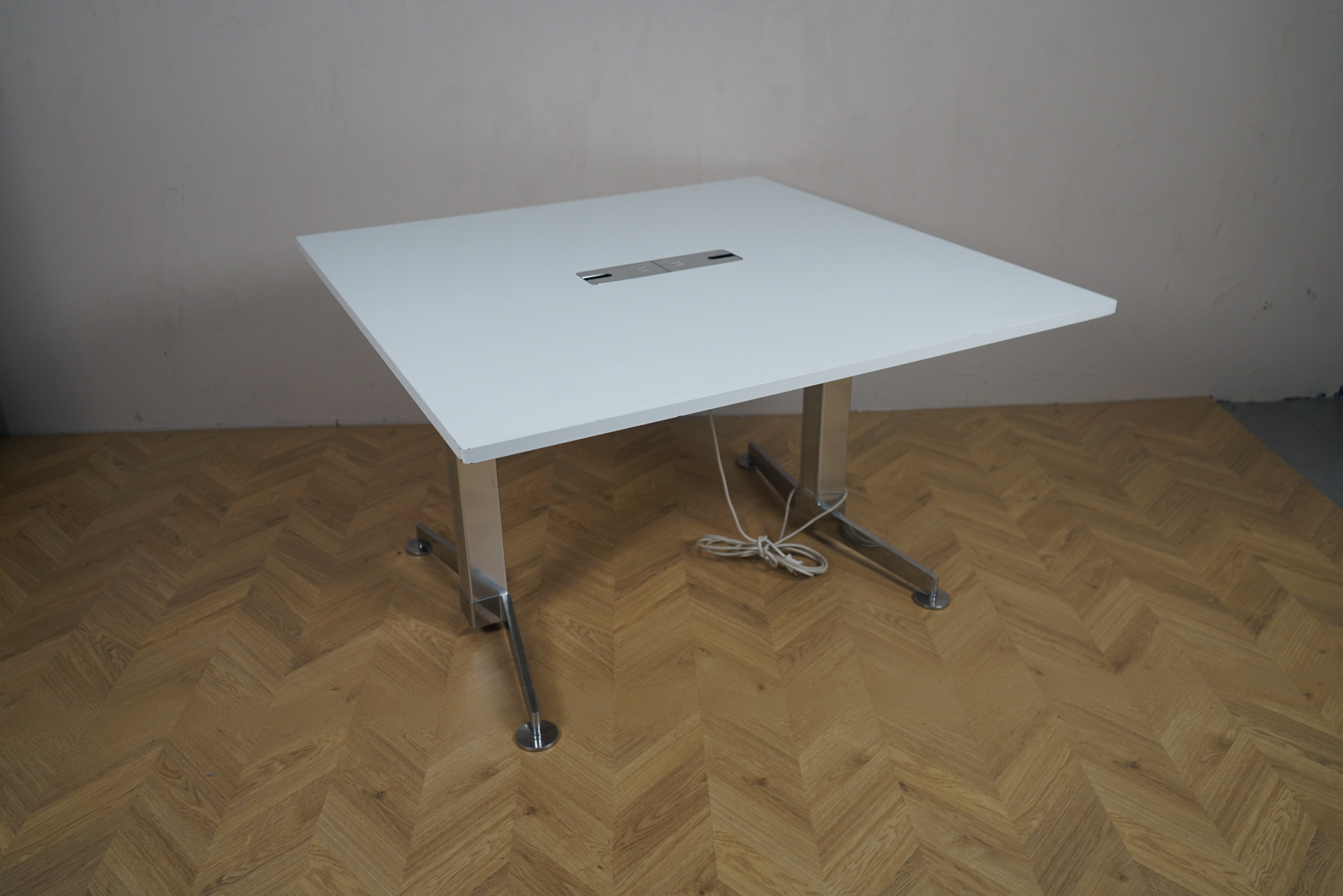 Dencon mødebord i hvid 120x120 cm med krom stel set fra skrå vinkel